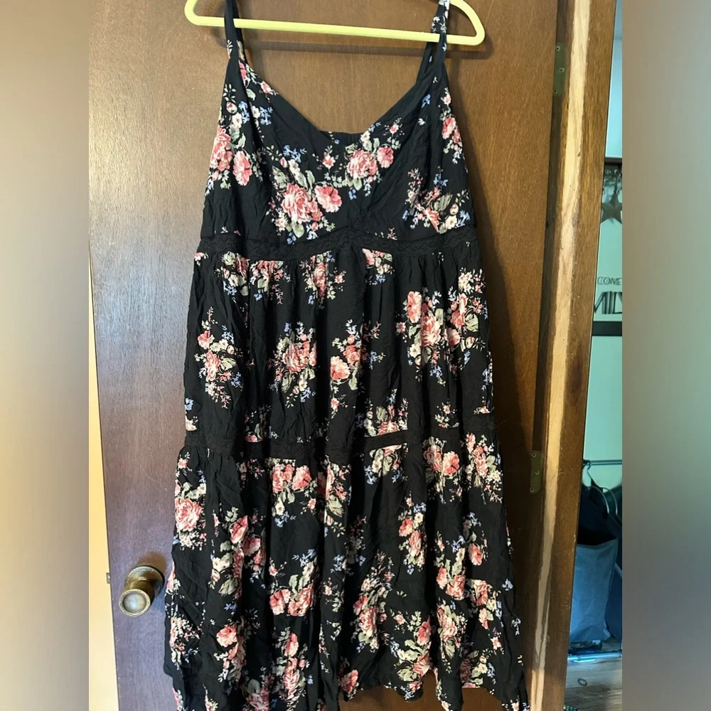 Torrid EUC Black Floral Challis MIDI Dress with Lace Crochet insets - Picture 4 of 7